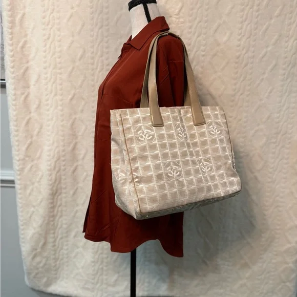 CHANEL Tote - Picture 2 of 15